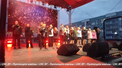 В Микашевичах проходит большой праздничный концерт в честь Великой Победы