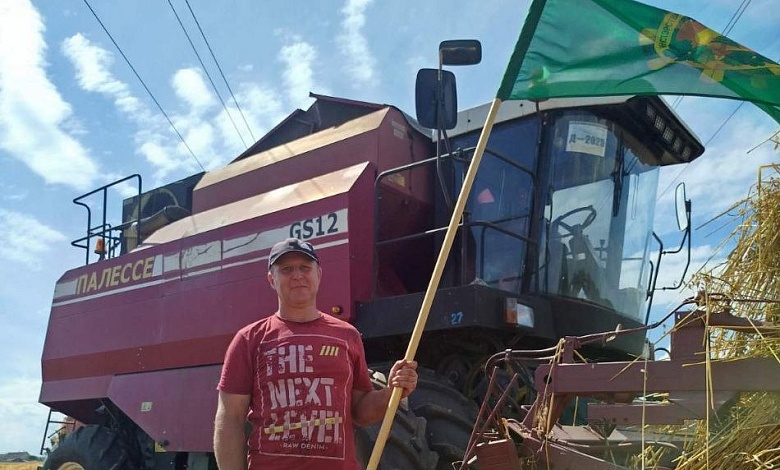 Отпуск - на комбайне! Как работники Лунинецкого лесхоза "меняют" профессию