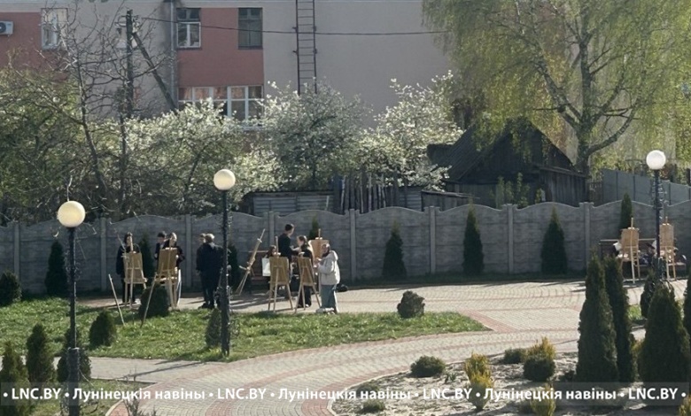 Очередной подарок под открытым небом устроили воспитанники и педагоги ДШИ Лунинца