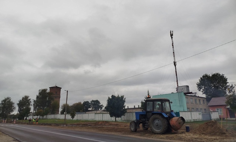 В Лунинце на ул. Гомельской ремонтируют тротуар 