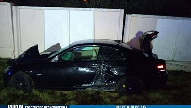 Пьяный бесправник на «BMW» врезался в бетонный забор. Погиб пассажир