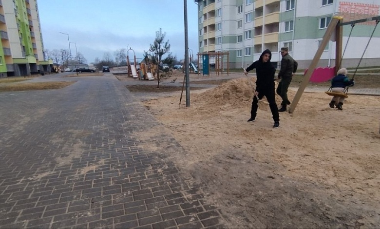 В Лунинце военнослужащие организовали субботник