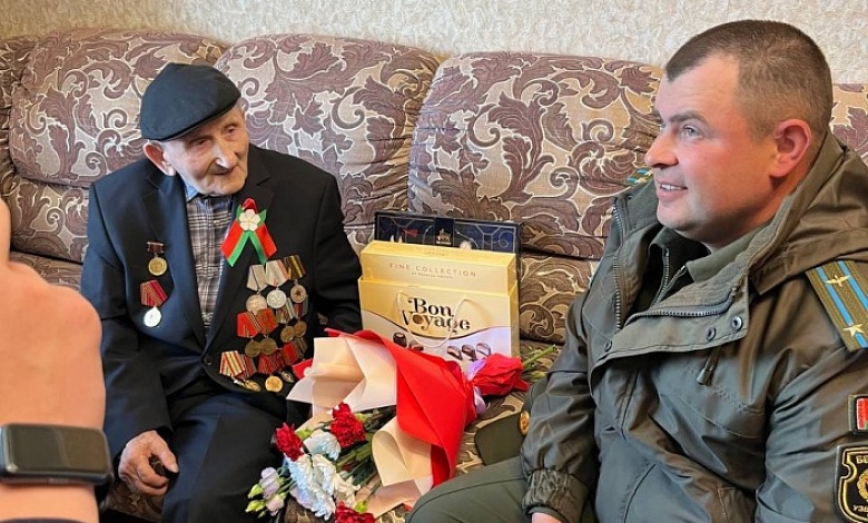 "Аэродромщики" поздравили ветерана в Лунинце