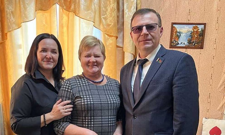 От всей души! Именинниц поздравили в Лунинецком районе