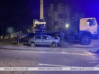 В Пинске пьяный водитель влетел на машине в автокран