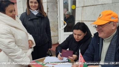 В Лунинце члены инициативных групп собирают подписи в поддержку выдвижения кандидатов в Президенты Республики Беларусь