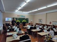 Сотрудники ГАИ проводят встречи в школах и раздают фликеры в Лунинецком районе