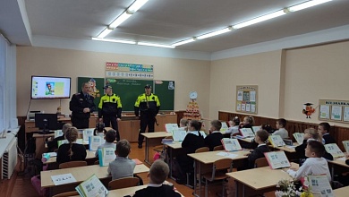 Сотрудники ГАИ проводят встречи в школах и раздают фликеры в Лунинецком районе