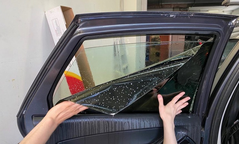 Тонировку стекол автомобилей проверяют сотрудники ГАИ в Лунинецком районе