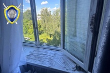 Годовалый ребенок выпал из окна 5 этажа. Угрозы жизни нет - он в больнице 