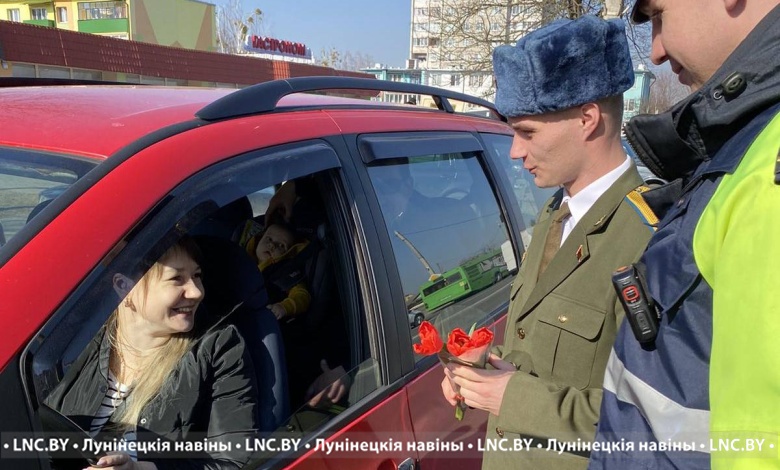 Офицеры поздравляют женщин в Лунинце с 8 марта!