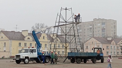 В Лунинце начали установку главной новогодней ёлки района