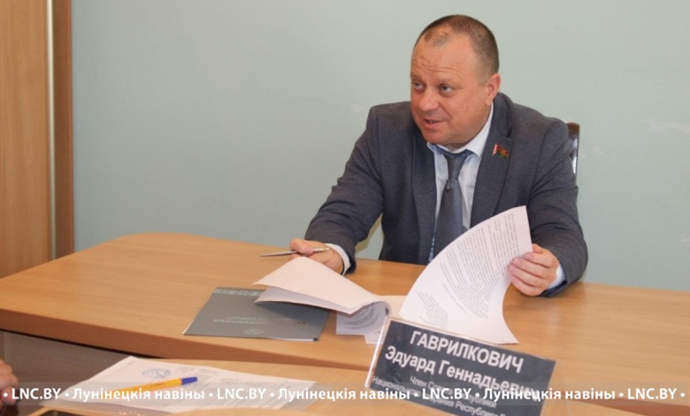 Сенатор Эдуард Гаврилкович провёл приём граждан в Микашевичах
