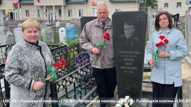 Родственники Героя Советского Союза Ивана Викторовича Пятяри посетили Лунинец и почтили его память