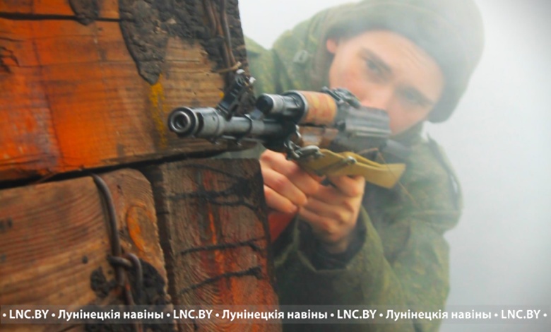 «Обкатка танком» и полоса препятствий. Испытания для новобранцев 56 зенитного ракетного полка в Лунинецком районе