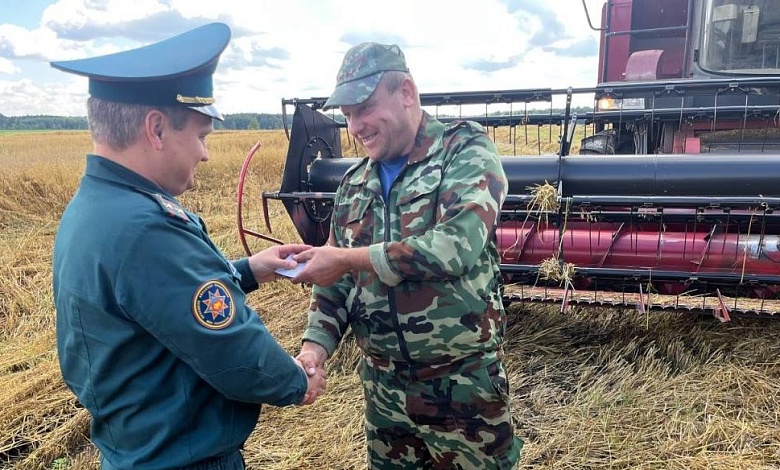 В период уборочной кампании к аграриям Лунинетчины присоединились спасатели