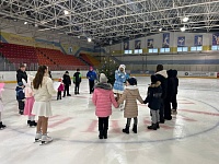 Наши дети на ледовой арене Лунинца