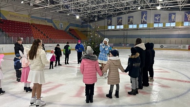 Наши дети на ледовой арене Лунинца