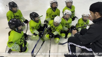 Второклашки зажигают на ледовой арене в Лунинце