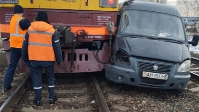 На железнодорожном переезде поезд Москва - Брест столкнулся с ГАЗелью