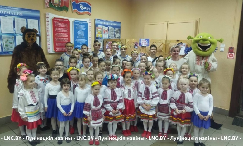 Отчетный концерт устроили "Васильки" из Лунинца