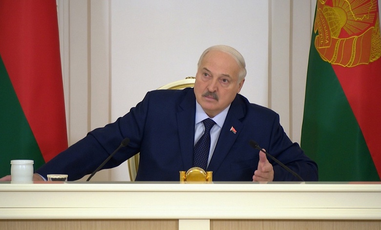  Лукашенко: Десять минут потерпеть! Алёна возмутилась? ВТЁМНУЮ еду на автомобиле!