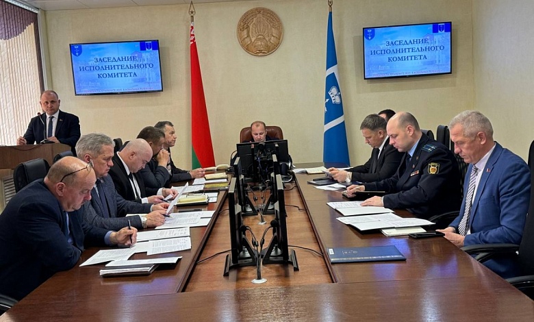 Дороги, вода, торговля. Уровень оказания услуг и их качество обсудили в Лунинце