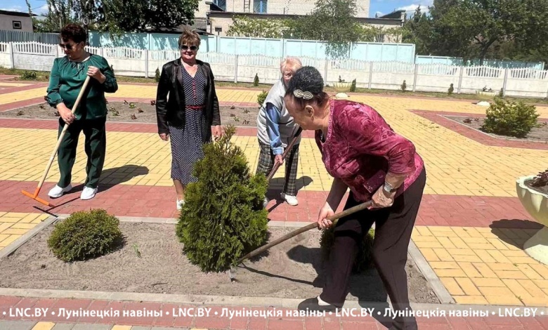 Пожилые люди принимают участие в благоустройстве Лунинца