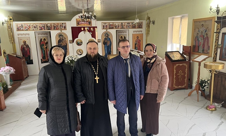 Мужчины принимали поздравления в День отца 