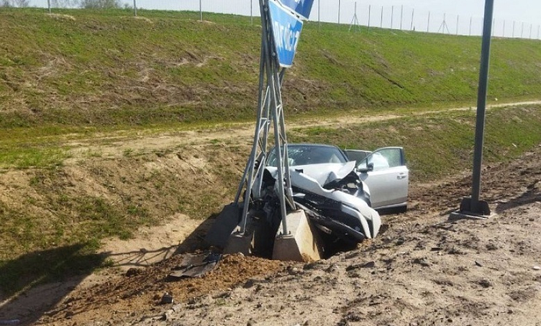 Минчанка уснула и врезалась в дорожный знак. Пострадала и 9-летняя девочка