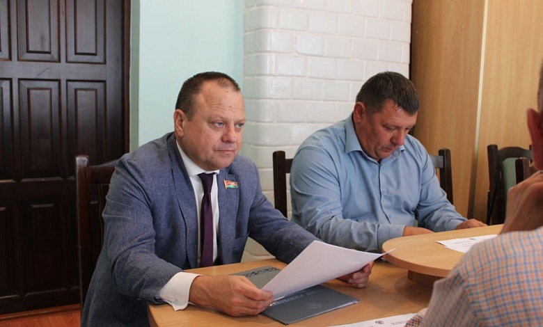 Системный подход. Сенатор обратил внимание на подготовку учреждений образования в Микашевичах