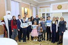 Министр вручил юной лунинчанке подарок! Она победила в творческом конкурсе “Мечты сбываются” 