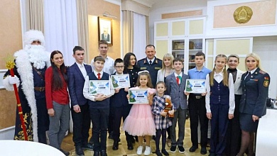 Министр вручил юной лунинчанке подарок! Она победила в творческом конкурсе “Мечты сбываются” 