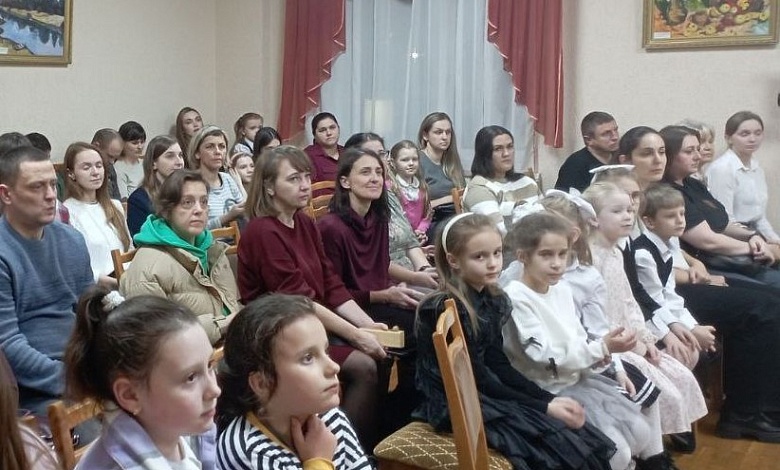 Впервые вышли на сцену. В ДШИ Лунинца состоялся концерт