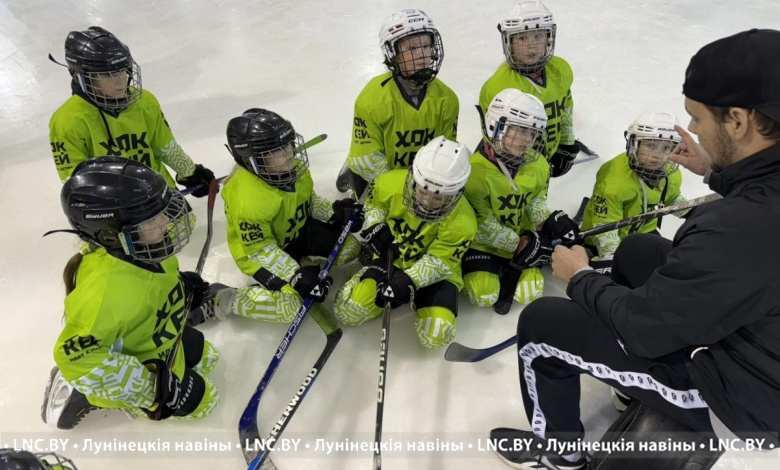 Второклашки зажигают на ледовой арене в Лунинце