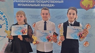 На гитарах и цимбалах зажигали лунинчане в Барановичах