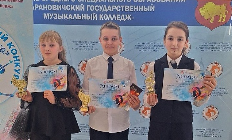 На гитарах и цимбалах зажигали лунинчане в Барановичах