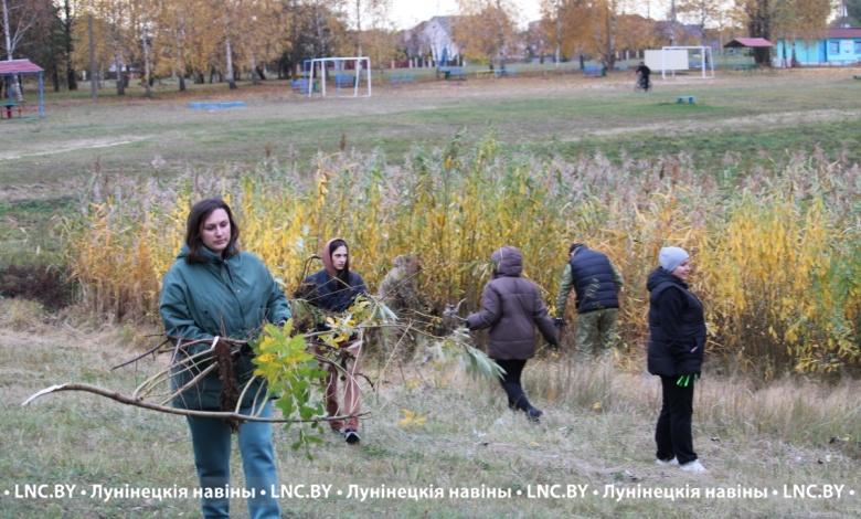 Работники райисполкома занимались благоустройством территории на прудах Бохоново в Лунинце