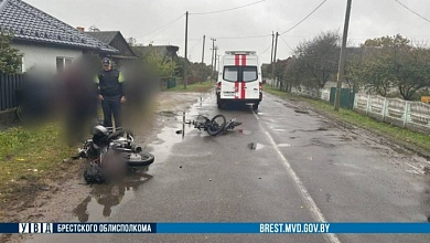 Мотоциклист столкнулся с женщиной на электровелосипеде в Лунинецком районе
