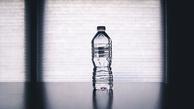 Женщина купила телефон и получила вместо него бутылку воды