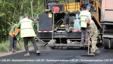 Работники ДРСУ-101 г. Лунинца благоустраивают дорогу на Песчаники