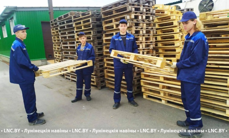 Стройотрядовцы работают на молочном заводе в Лунинце