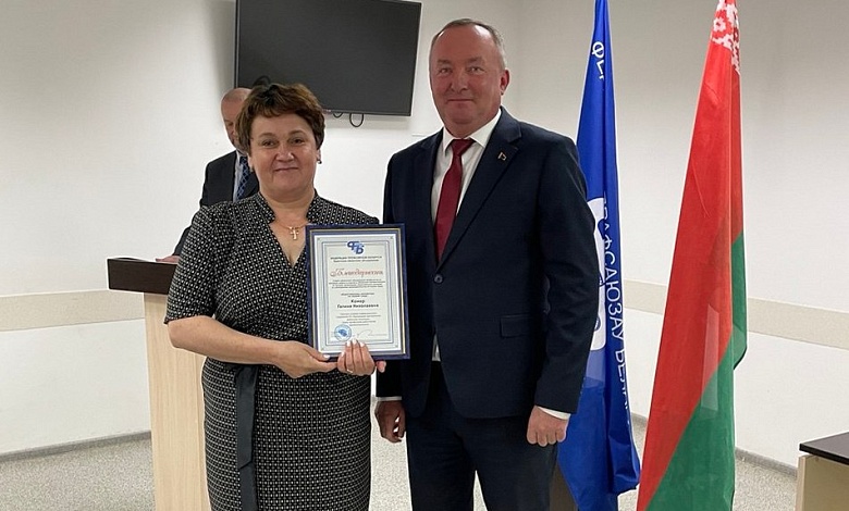 Галине Комар из Лунинца вручена Благодарность Брестского областного объединения профсоюзов