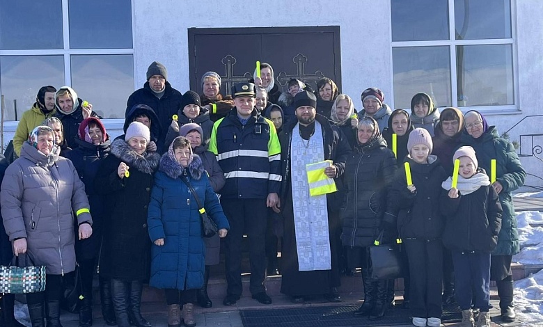 Куда ведут все дороги | Сотрудники ГАИ раздавали фликеры в Лунинецком районе