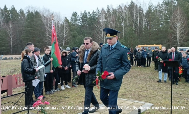 Возле памятника на озере Белое состоялся митинг-реквием