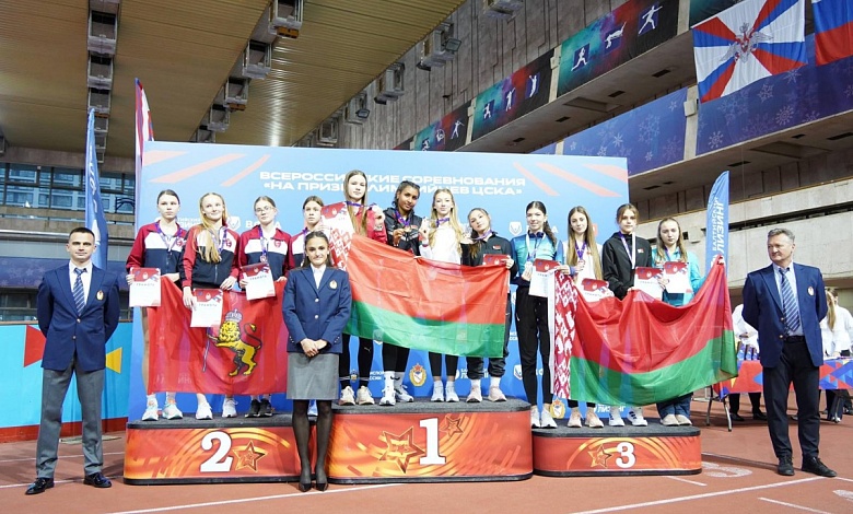 Команда Беларуси празднует победу на всероссийских соревнованиях по легкой атлетике в Москве 