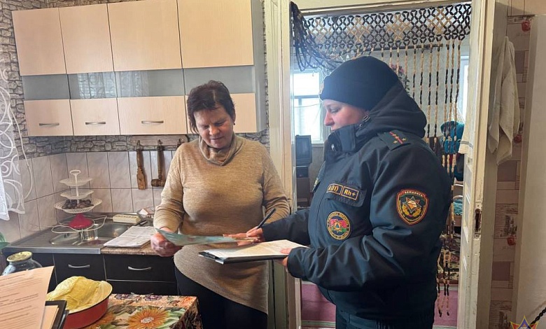 Спасатели и работники прокуратуры идут по домам в Лунинецком районе