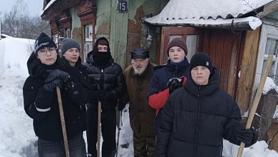 Волонтеры школ Лунинецкого района продолжают активно помогать в расчистке снега