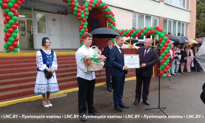 От чистого сердца! Виктор Рафалович в СШ №2 Лунинца на торжественной линейке в День знаний