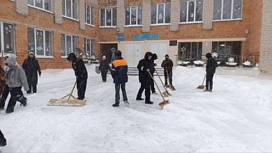 Трудовой десант активистов БРСМ вышел на расчистку снега  